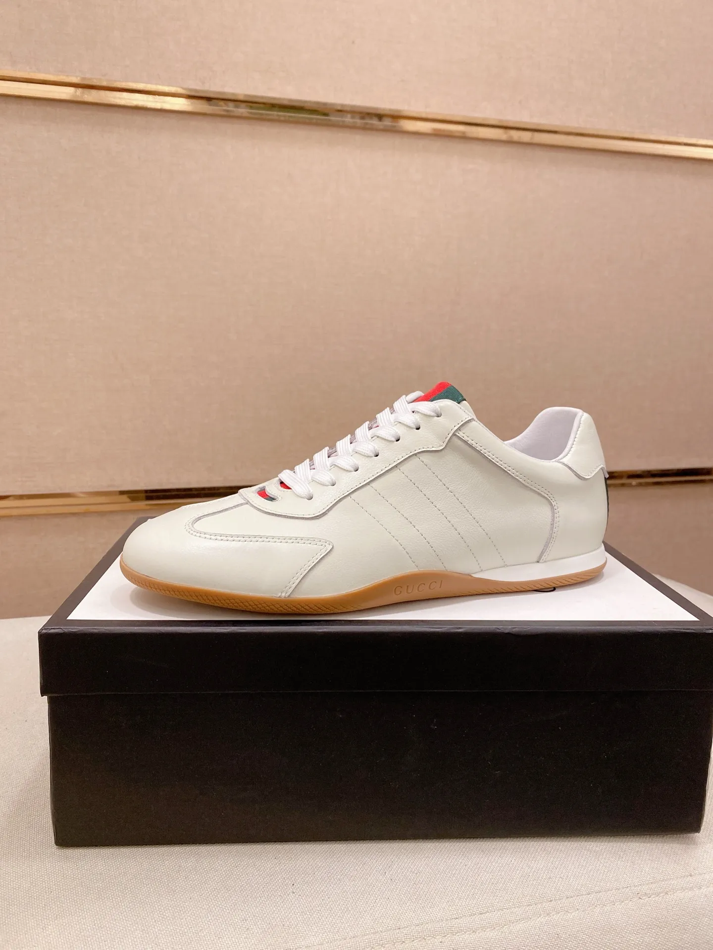 Men's shoes 💰 462💰The new GUCCI (Gucci) counters are launched simultaneously. The new men's shoes, 😘fabrics are selected from imported cowhide, and the lining is sheepskin lining. 👍🏿 High-end ☄️ air-cushion molded anti-slip rubber outsole, exquisite lines, simple and elegant, comfortable and high-end for leisure travel. Code number: 38 to 44 (45 can be customized and cannot be returned or exchanged)